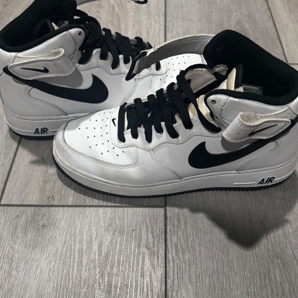 AFI MID WHITE & BLACK - Picture 1 of 9